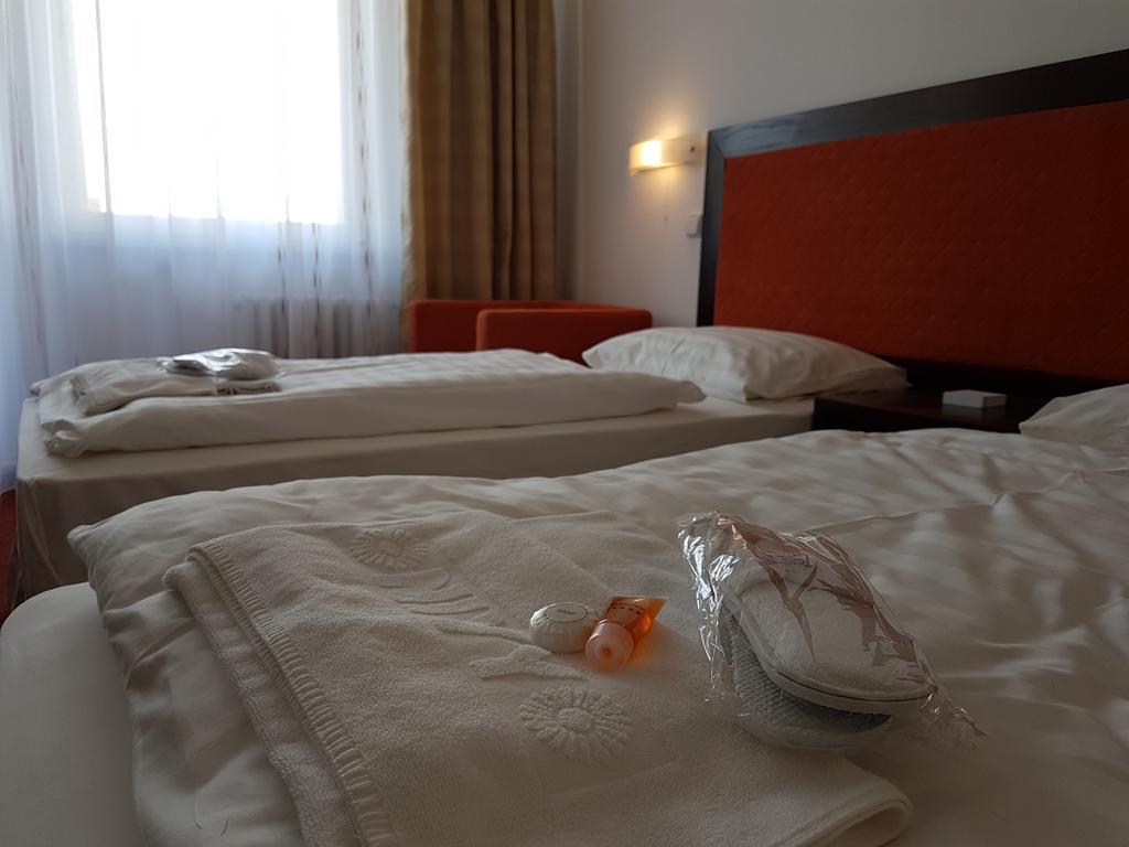Hotel Nivy Братислава Экстерьер фото