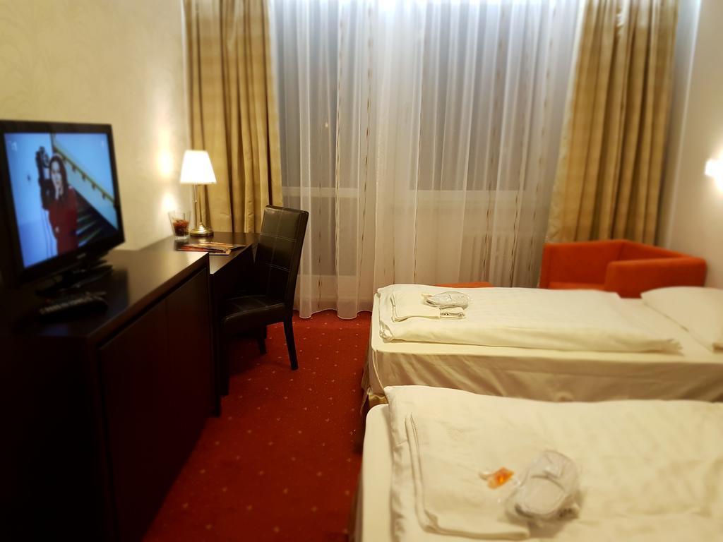 Hotel Nivy Братислава Экстерьер фото