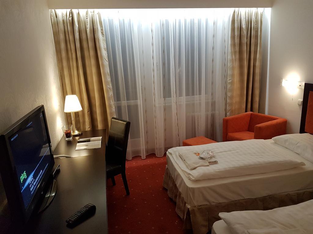 Hotel Nivy Братислава Экстерьер фото