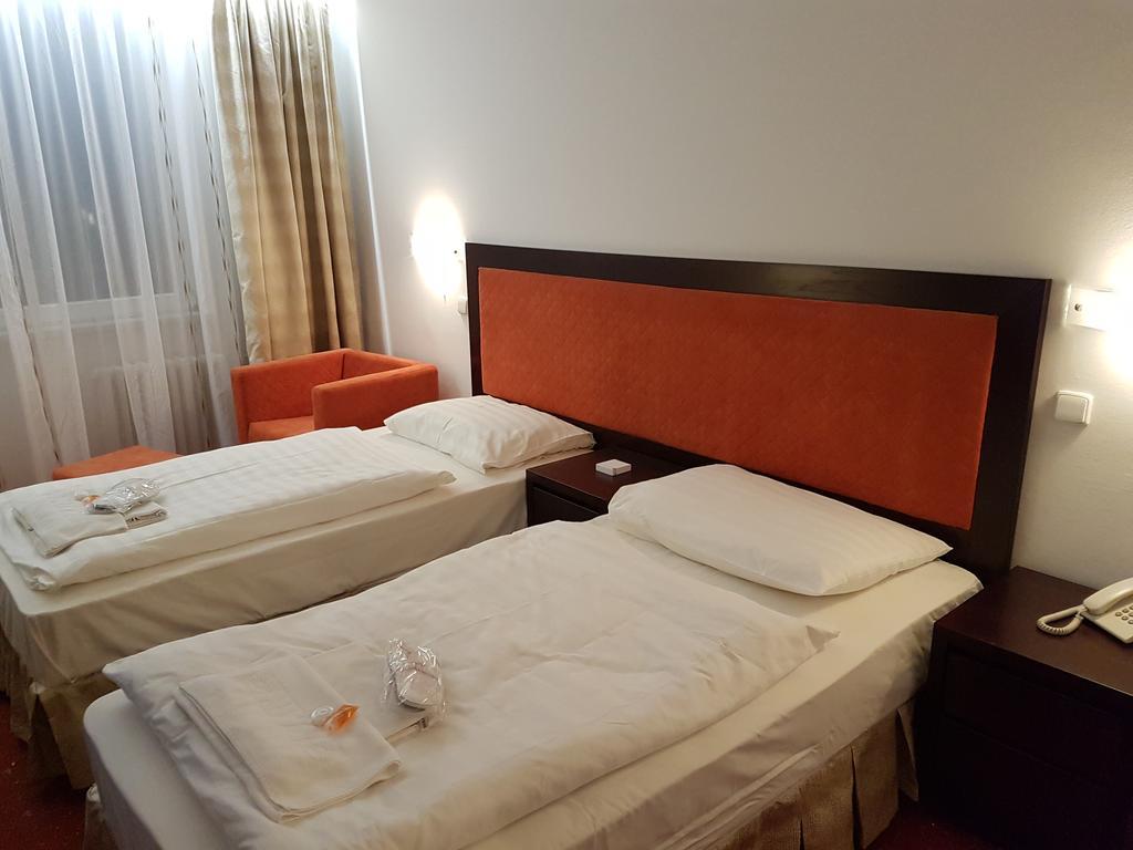 Hotel Nivy Братислава Экстерьер фото