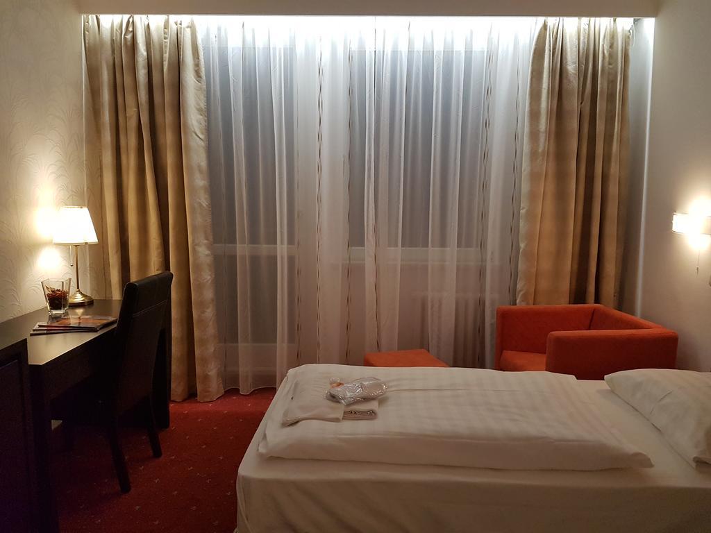 Hotel Nivy Братислава Экстерьер фото
