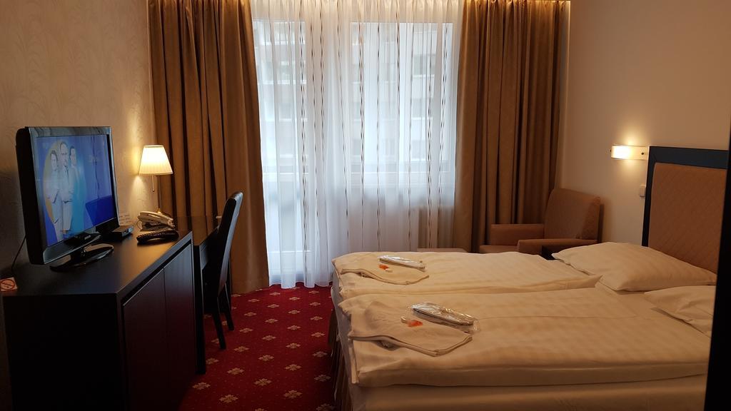 Hotel Nivy Братислава Экстерьер фото