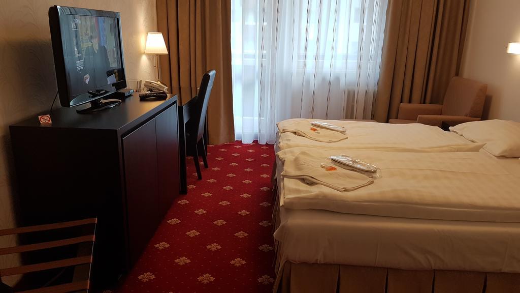 Hotel Nivy Братислава Экстерьер фото