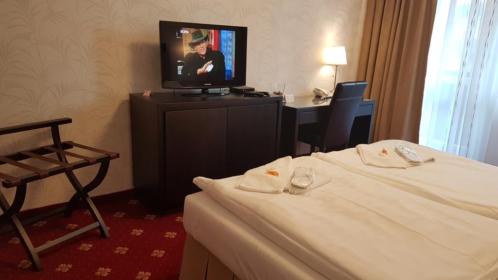 Hotel Nivy Братислава Экстерьер фото