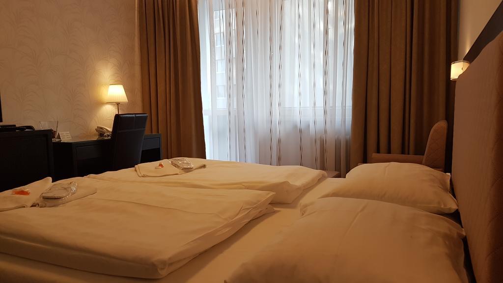Hotel Nivy Братислава Экстерьер фото