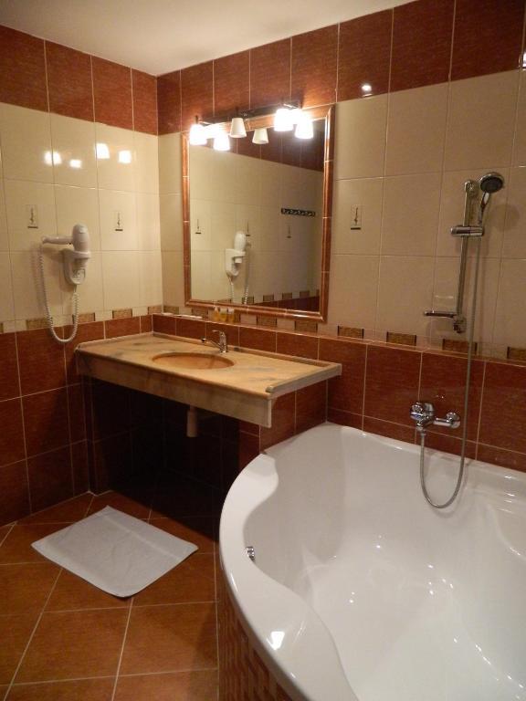 Hotel Nivy Братислава Экстерьер фото