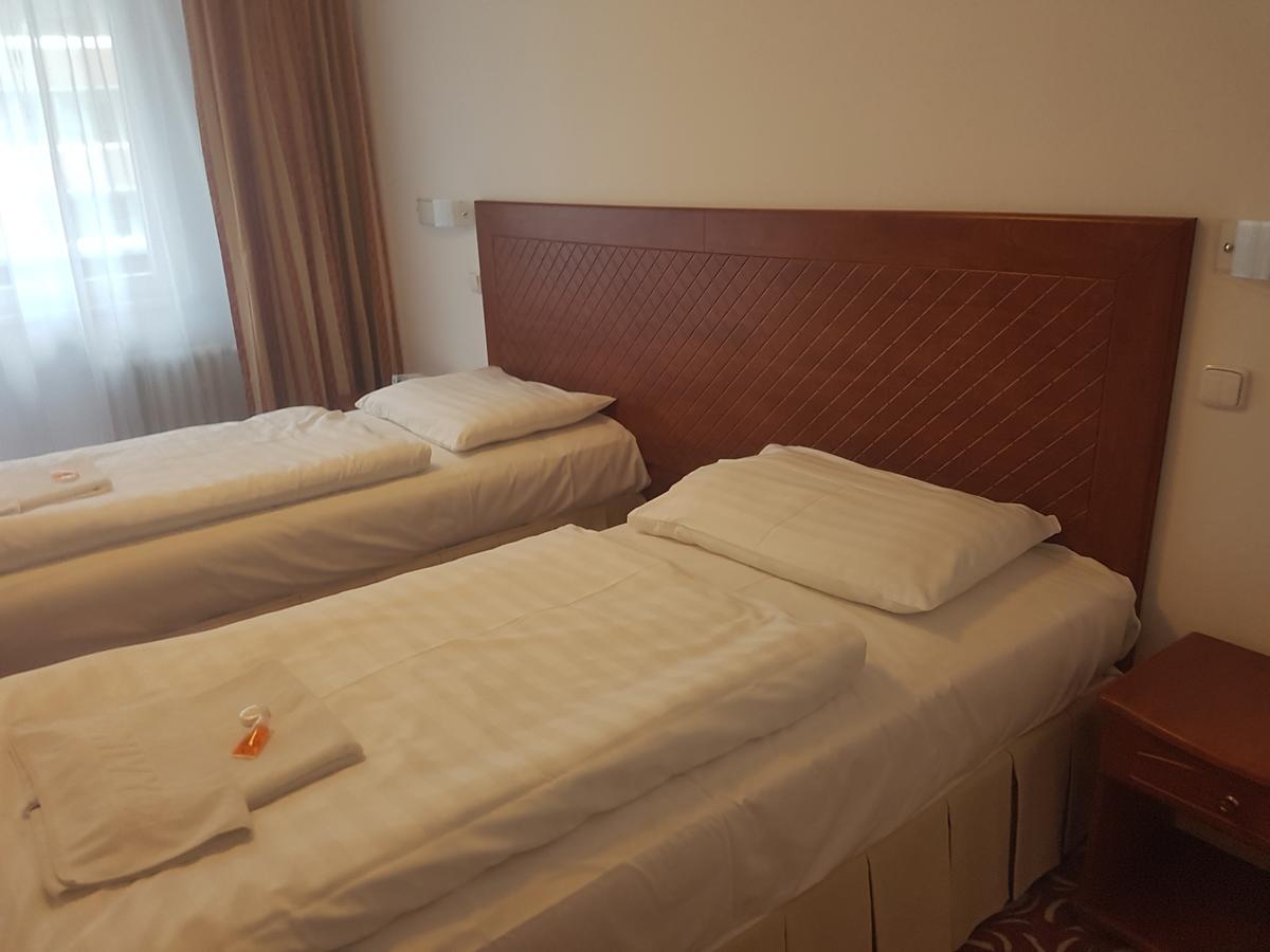 Hotel Nivy Братислава Экстерьер фото