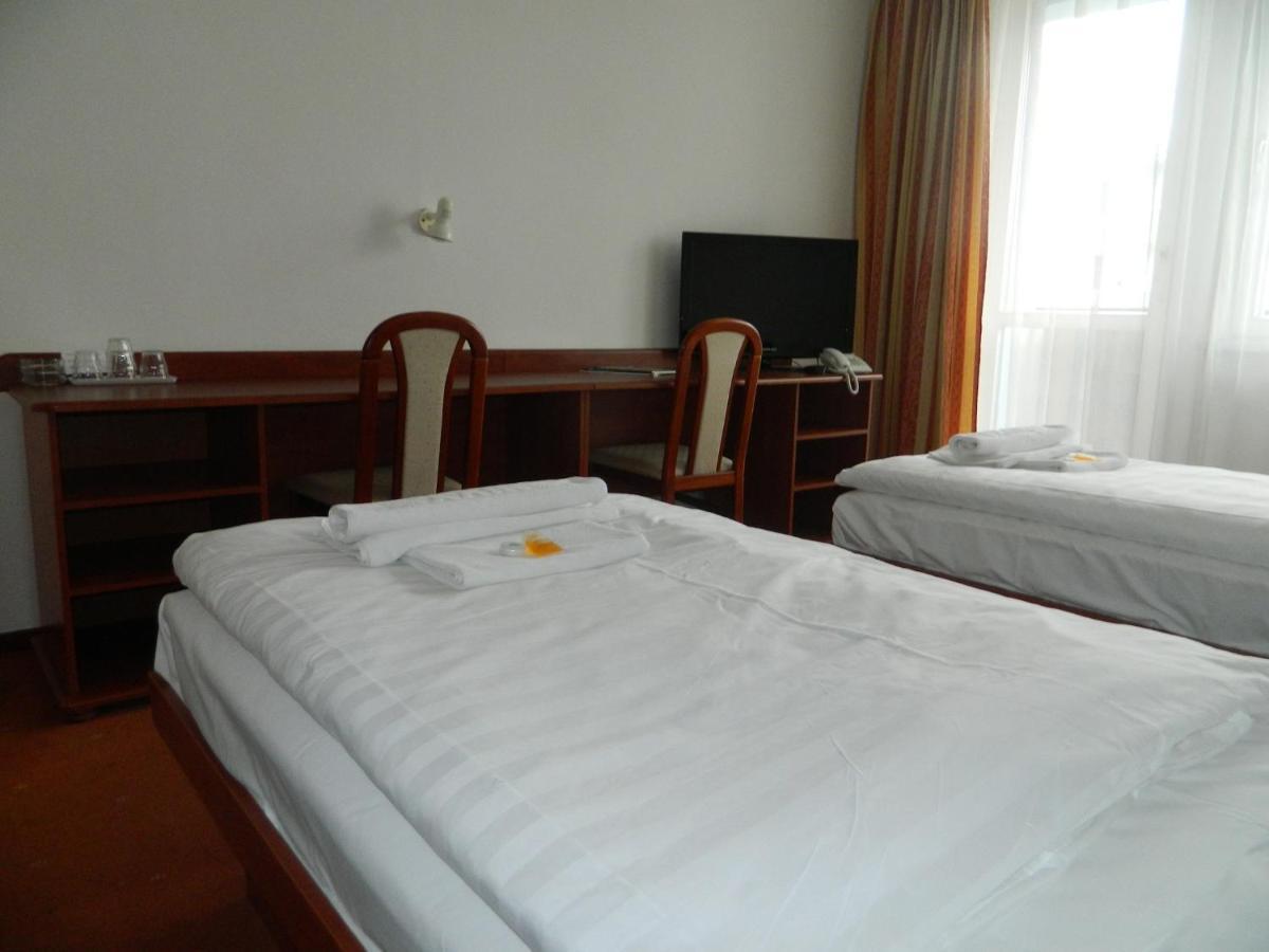 Hotel Nivy Братислава Экстерьер фото